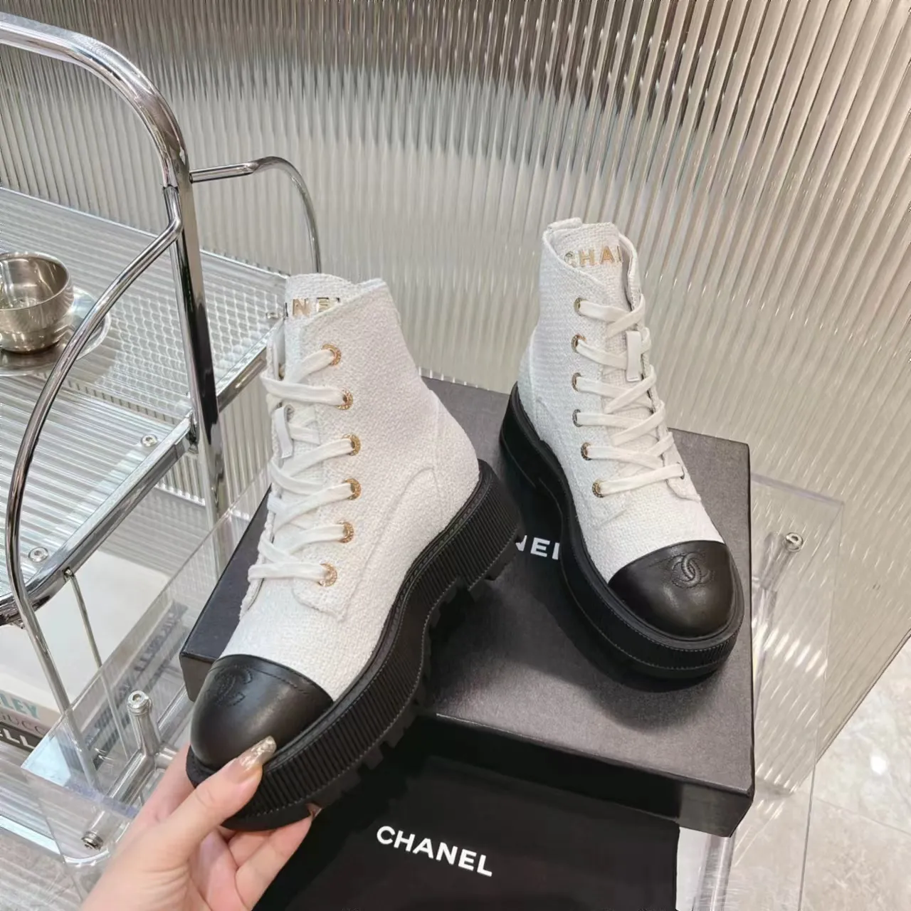 👟👟Ex-factory price 560👟👟 𝗖𝗛𝗔𝗡𝗘𝗟𝟐𝟑B Chanel𝐅𝐖A must-have for autumn and winter, diamond motorcycle boots, Martin boots, Xiaoxiangjia's super classic motorcycle boots, sweet and cool shape, can easily increase the height of the upper foot and lengthen the leg shape. Matching letters 𝐥𝐨𝐠𝐨 are fashionable and fashionable. A one-to-one replica of the original. 👟Fabric: Original custom fabric ▪️Heel height: 𝟒𝐜𝐦 ▪️Inner: Sheepskin ▫️𝐒𝐢𝐳𝐞:𝟑𝟓-𝟒𝟏𝐌(𝟒𝟎, 𝟒𝟏 customization is not returnable) ▪️Sole: original 1:1 mold 𝐓𝐏𝐔 outsole (not a cheap rubber sole on the market) ▫️Color: black blue White (three colors included) ▪️Combined with original full set of packaging📦